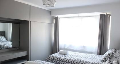 Stunning Spacious Contemporary 2 Bedroom Flat near Heathrow Airport