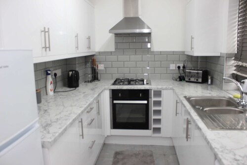 Stunning Spacious Contemporary 2 Bedroom Flat near Heathrow Airport