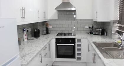 Stunning Spacious Contemporary 2 Bedroom Flat near Heathrow Airport