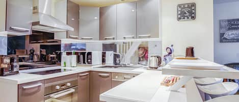 Réfrigérateur, micro-ondes, four, plaque de cuisson