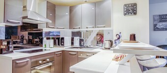 Spacious 4-Bedroom House in Biscarrosse with WiFi, A/C, Terrace & Parking, Pet-Friendly