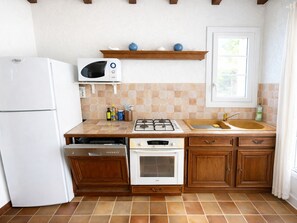 Réfrigérateur, four à micro-ondes, un four, surface de cuisson