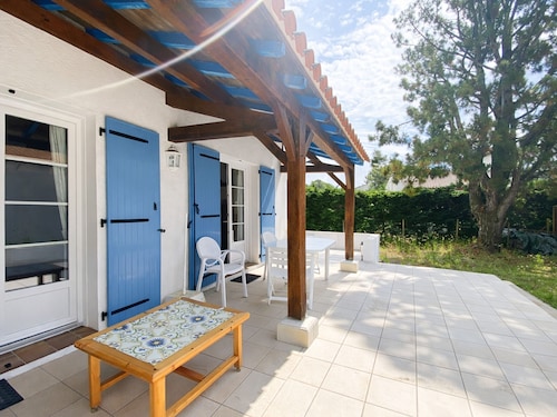Beachside Haven: Cozy 4-Bedroom House with Garden, Close to Shops and Town Center