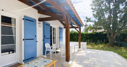 Beachside Haven: Cozy 4-Bedroom House with Garden, Close to Shops and Town Center
