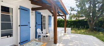 Beachside Haven: Cozy 4-Bedroom House with Garden, Close to Shops and Town Center