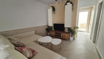 Een smart-tv en boeken