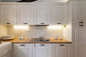 Køleskab, mikrobølgeovn, ovn, kogeplade