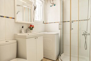 Shower, free toiletries, hair dryer, towels - Holiday Apartment ‘Sweet Home’ with Air Conditioning, Terrace & Shared Pool (Puerto Rico)