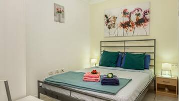 1 slaapkamer, een strijkplank/strijkijzer, gratis wifi, beddengoed