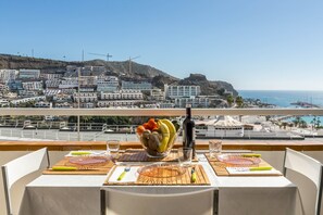Outdoor dining - Holiday Apartment ‘Sweet Home’ with Air Conditioning, Terrace & Shared Pool (Puerto Rico)