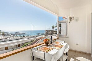 Outdoor dining - Holiday Apartment ‘Sweet Home’ with Air Conditioning, Terrace & Shared Pool (Puerto Rico)