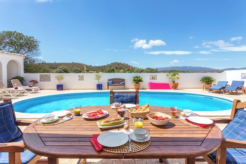 Villa Sagres mit Bergblick, Pool & WLAN
