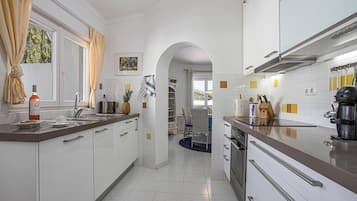 Geladeira, micro-ondas, fogão, cooktop