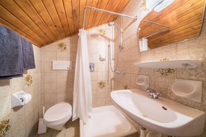 Shower, towels - Apartment "Tschigat Leilichhof" with Mountain View, Wi-Fi, Balcony & Garden (Lana (BZ))