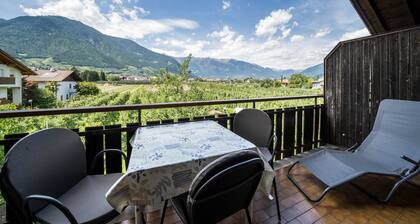 Apartment "Mutspitz Leilichhof" with Mountain View, Wi-Fi, Balcony & Garden