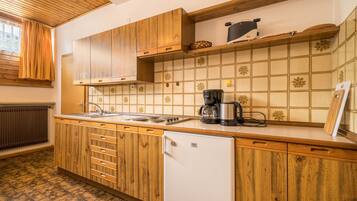 Fridge, stovetop, coffee/tea maker, electric kettle