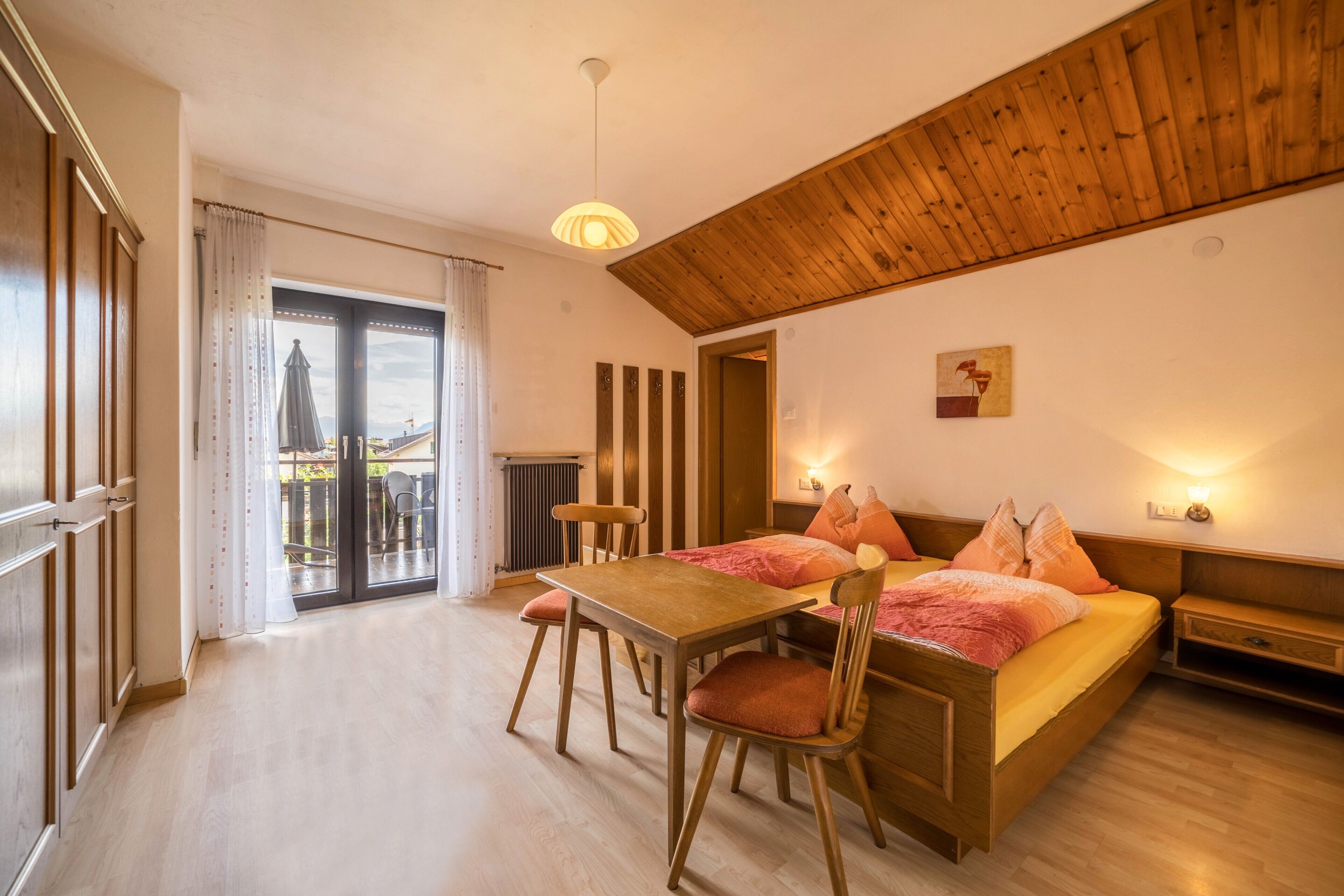 1 室のベッドルーム、WiFi (無料)、ベッドシーツ