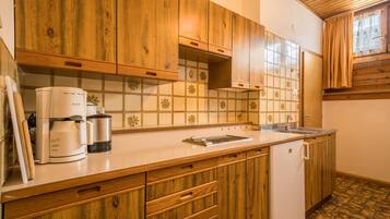 Frigorifero, piano cottura, macchina per tè/caffè, bollitore elettrico