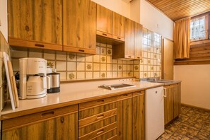 Geladeira, cooktop, cafeteira/chaleira, chaleira elétrica