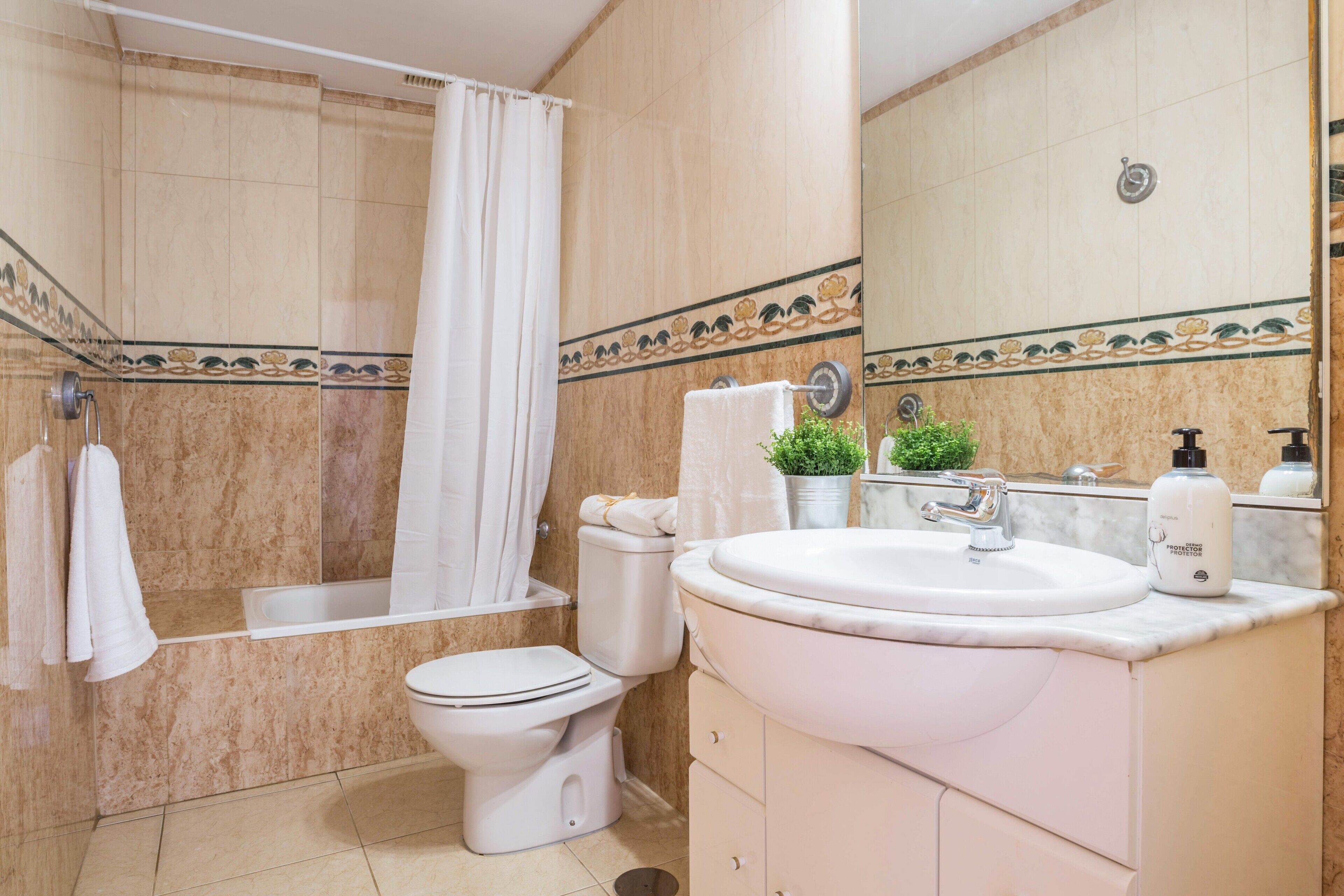 Badewanne, Haartrockner, Handtücher
