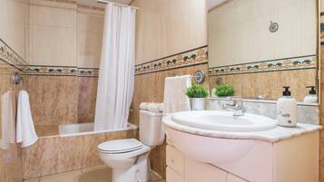 Badewanne, Haartrockner, Handtücher