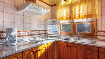 Refrigerador, microondas, parrilla de estufa y cafetera y tetera