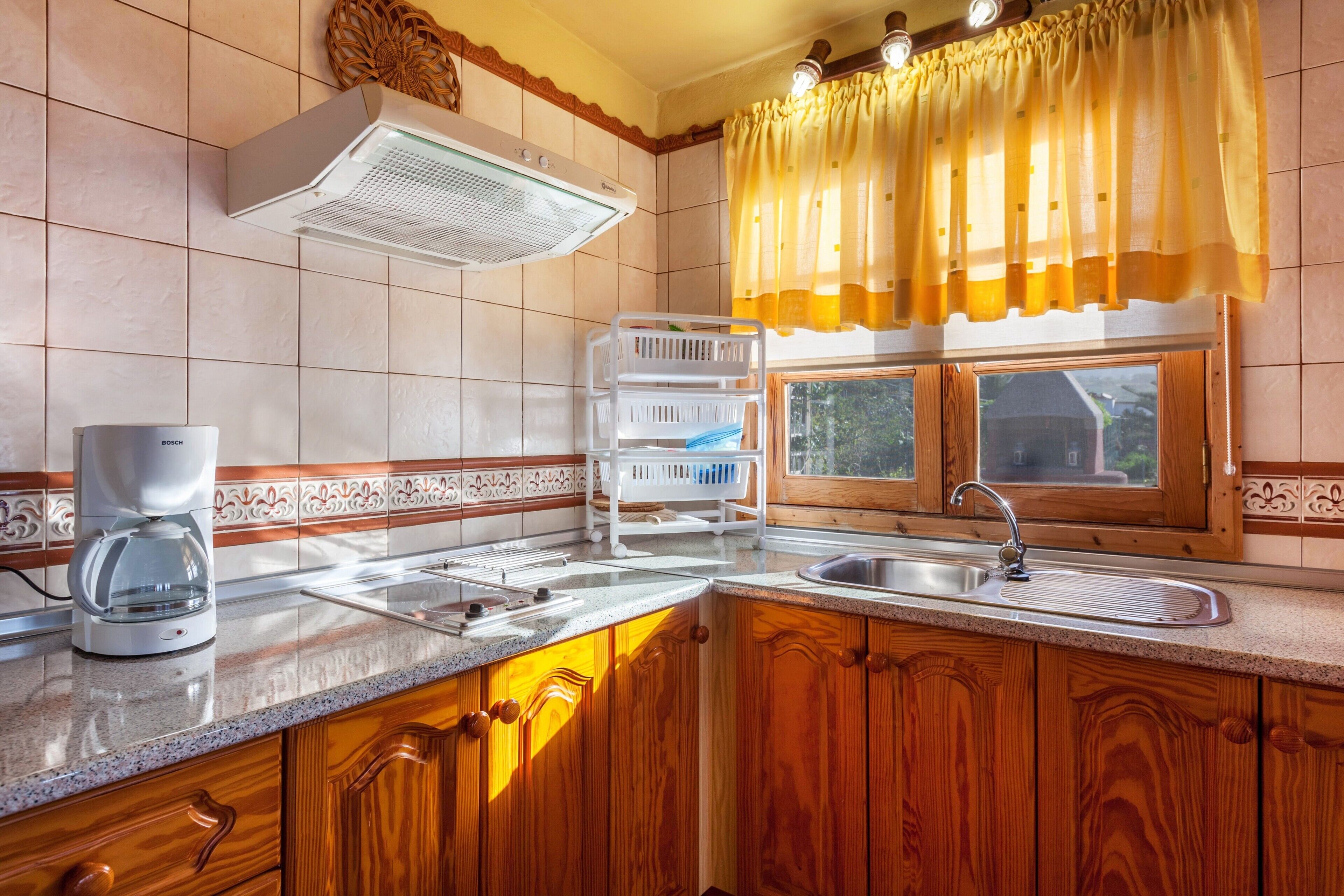 Køleskab, mikrobølgeovn, kogeplade, kaffe-/temaskine