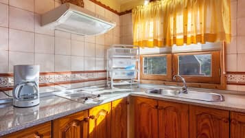 Køleskab, mikrobølgeovn, kogeplade, kaffe-/temaskine