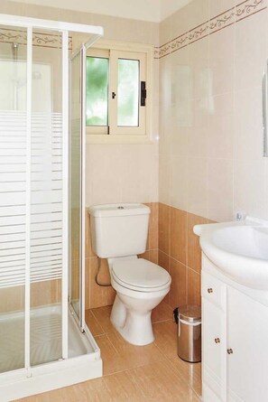 Bathtub, towels