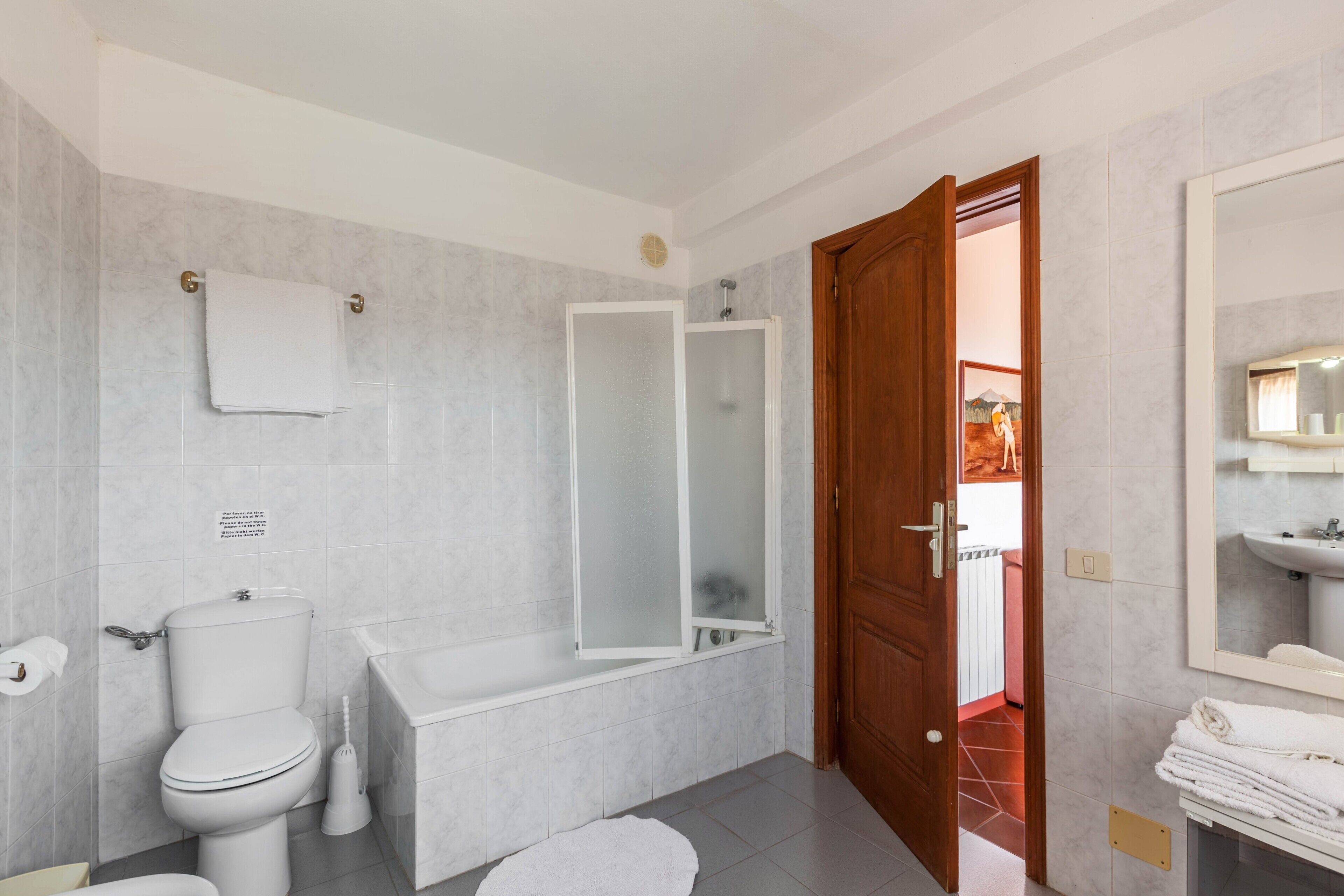Bathtub, towels