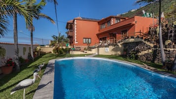 Lämmitetty uima-allas