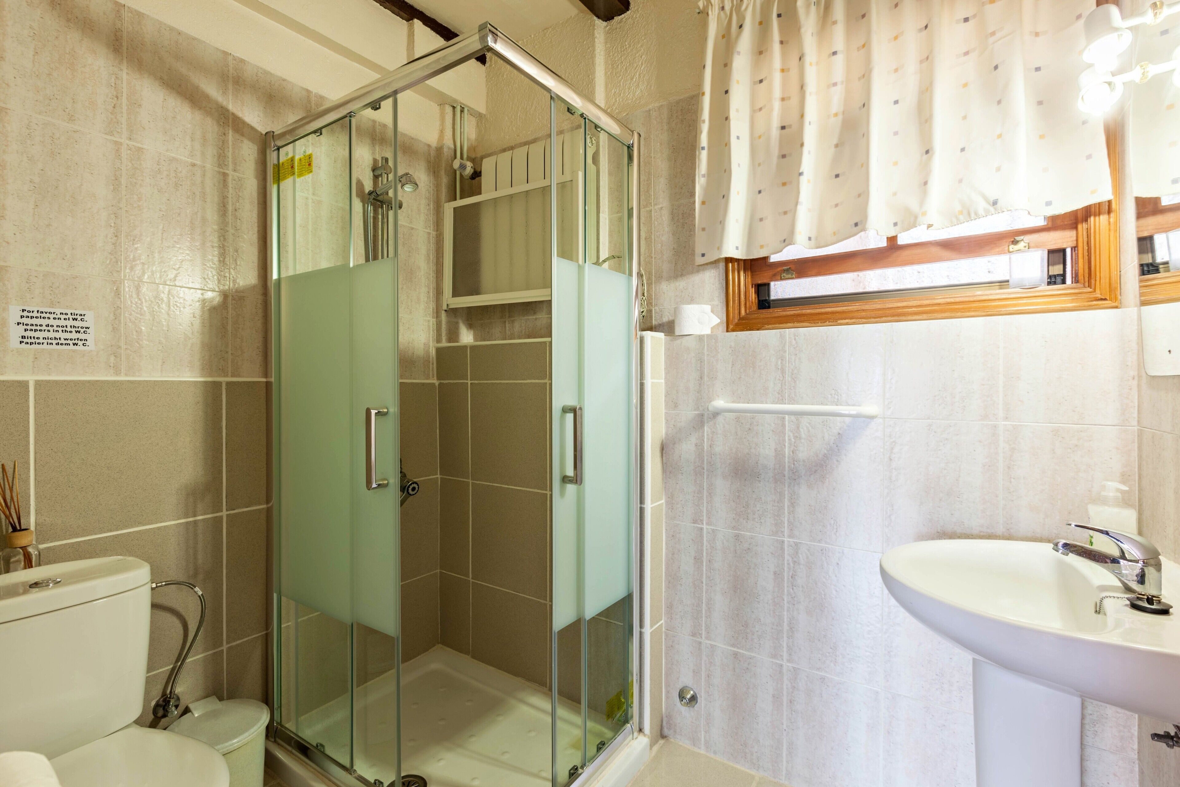 Suihku, hiustenkuivaaja, pyyhkeet