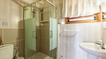 Suihku, hiustenkuivaaja, pyyhkeet