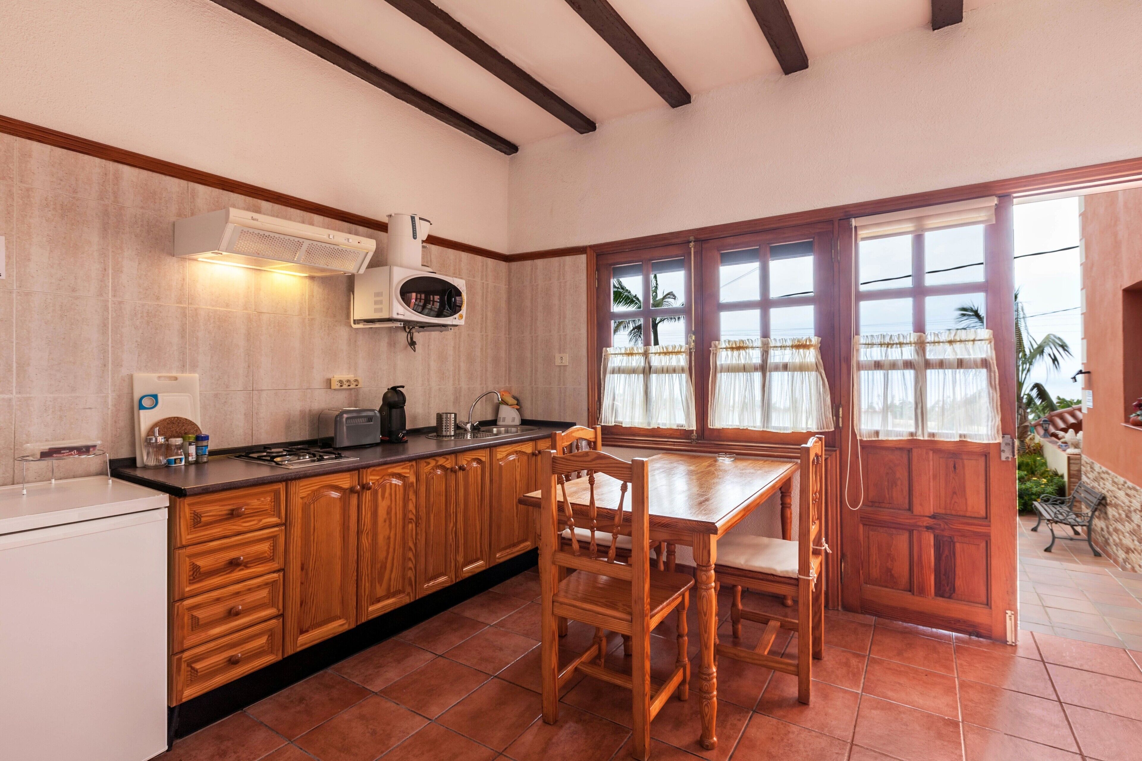Frigorífico, microondas, placa de cocina y cafetera o tetera