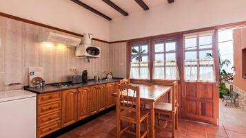 Frigorífico, microondas, placa de cocina y cafetera o tetera