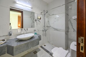 Ducha, artículos de tocador gratuitos, toallas