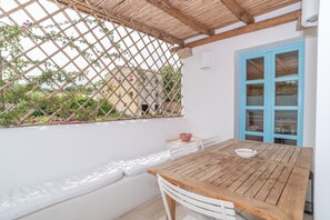 Outdoor dining - Apartment "Charming house in San Pantaleo" with Shared Pool, A/C, Wi-Fi & Terrace (Olbia)