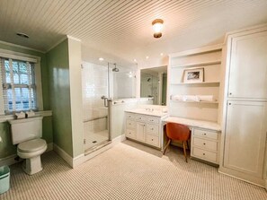 Ensemble douche/baignoire, sèche-cheveux, serviettes fournies, savon