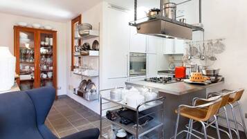 Frigorifero, forno, piano cottura, lavastoviglie