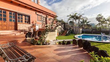 Lämmitetty uima-allas