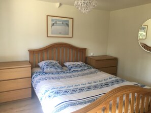 2 habitaciones, tabla de planchar con plancha, wifi y ropa de cama 