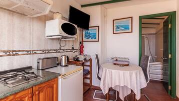 Køleskab, mikrobølgeovn, kogeplade, kaffe-/temaskine