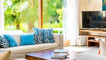 Fernseher, DVD-Player, Tischtennisplatte, Stereoanlage