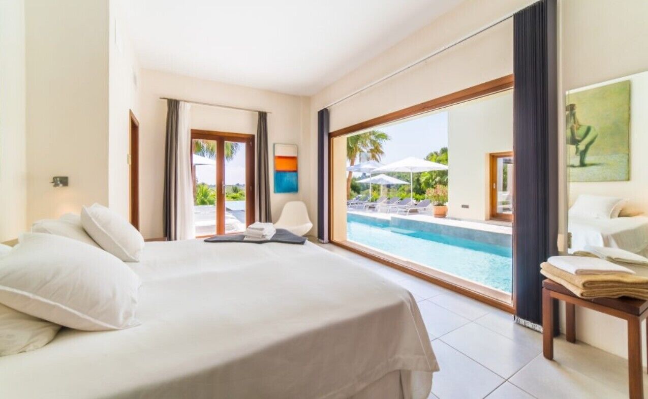 6 bedrooms, iron/ironing board, free WiFi, bed sheets