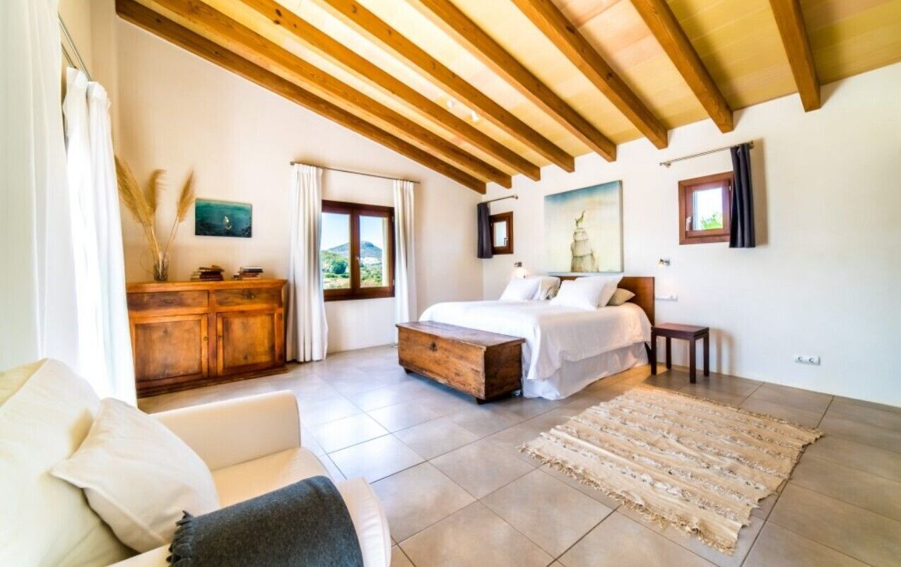 6 bedrooms, iron/ironing board, free WiFi, bed sheets