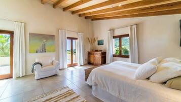 6 slaapkamers, een strijkplank/strijkijzer, gratis wifi, beddengoed