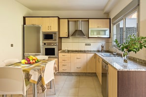 Fridge, microwave, oven, stovetop - Holiday Home ’Duplex Pedroza’ with Wi-Fi & Garden (Pozo Izquierdo)