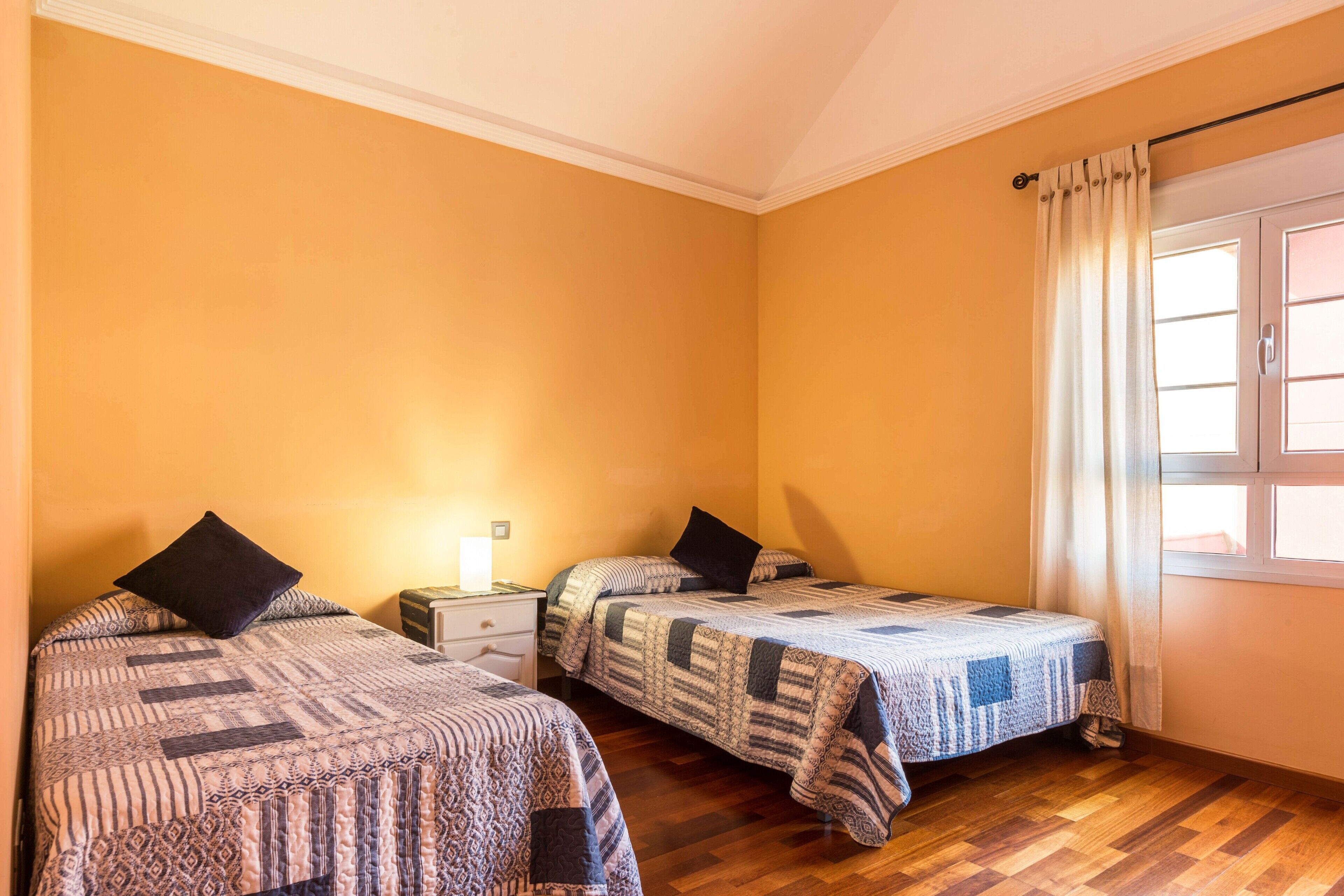 4 habitaciones, tabla de planchar con plancha y wifi gratis 