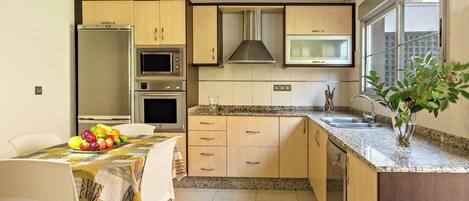 Refrigerador, microondas, horno, placa de cocina