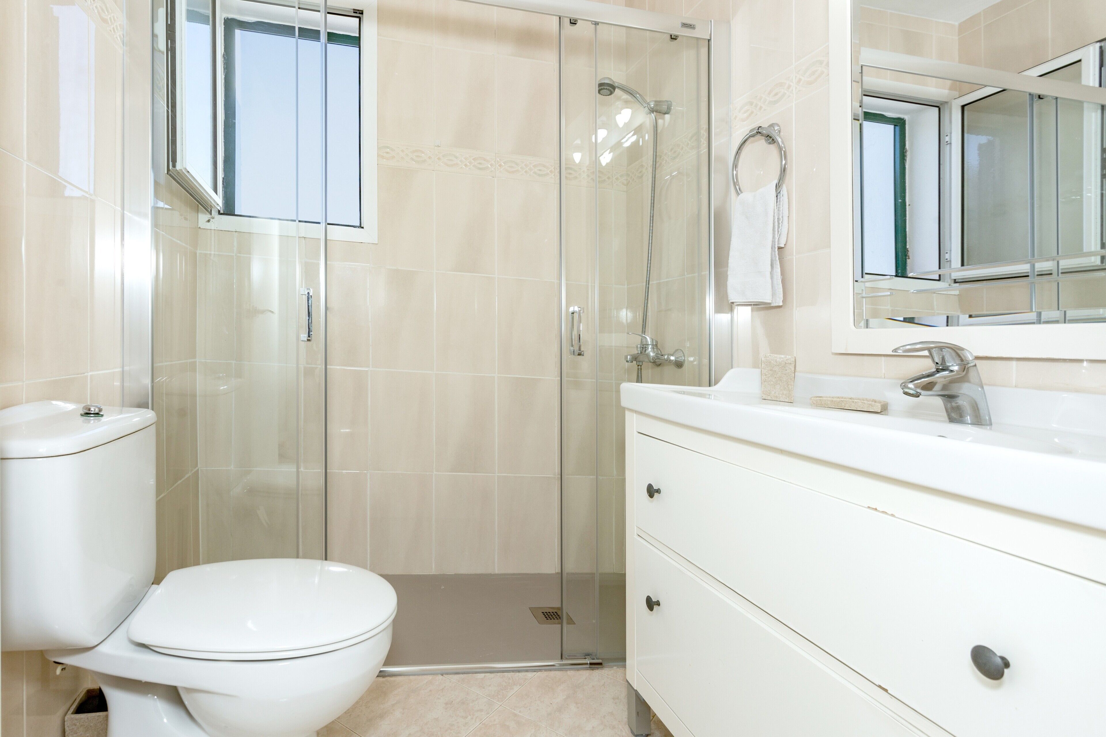 Een bad, gratis toiletartikelen, een haardroger